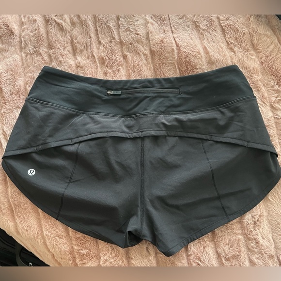 Lululemon Speed up Low-Rise Lined 2.5” shorts - Picture 2 of 4